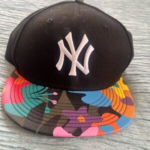 New York Yankees Black Cap with Colorful Brim
